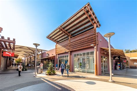 PREMIUM OUTLETS CENTERS® .